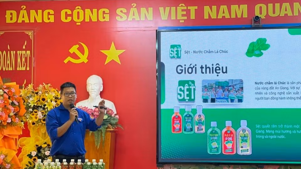 bai-143-thanhnienkhoinghiep2-cac-ban-tre-tu-tin-gioi-thieu-san-pham-6878.jpg
