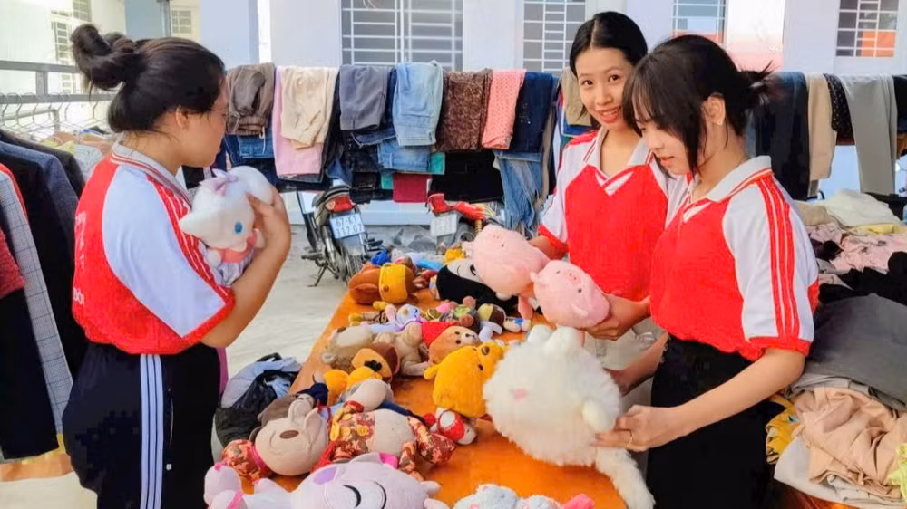 Các nữ sinh mang thú nhồi bông đến tặng Cửa hàng 0 đồng.