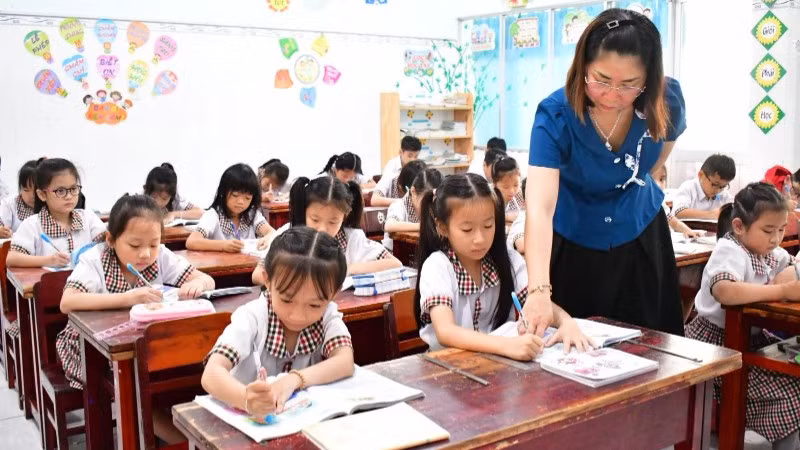 Giáo viên Trường Tiểu học Thứ Ba 2 hướng dẫn học sinh luyện viết chữ.