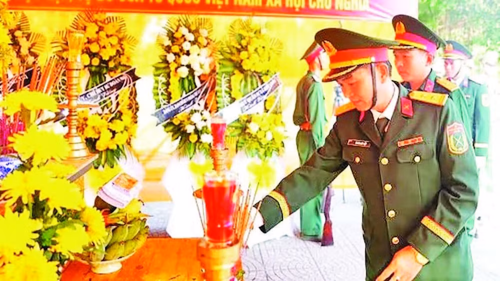 Các đại biểu dâng hương, tri ân các Anh hùng liệt sĩ.