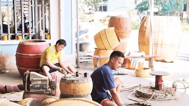 Từng nhịp búa, thớ gỗ, tấm da tạo nên âm thanh vang vọng, gìn giữ hồn cốt văn hóa làng quê xứ Nghệ qua bao thế hệ.