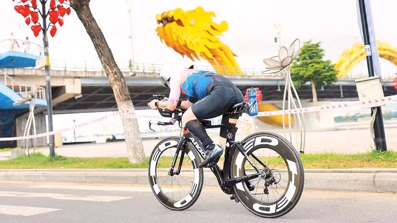 Vận động viên tham gia IRONMAN thi đấu qua các tuyến phố chính tại Đà Nẵng.
