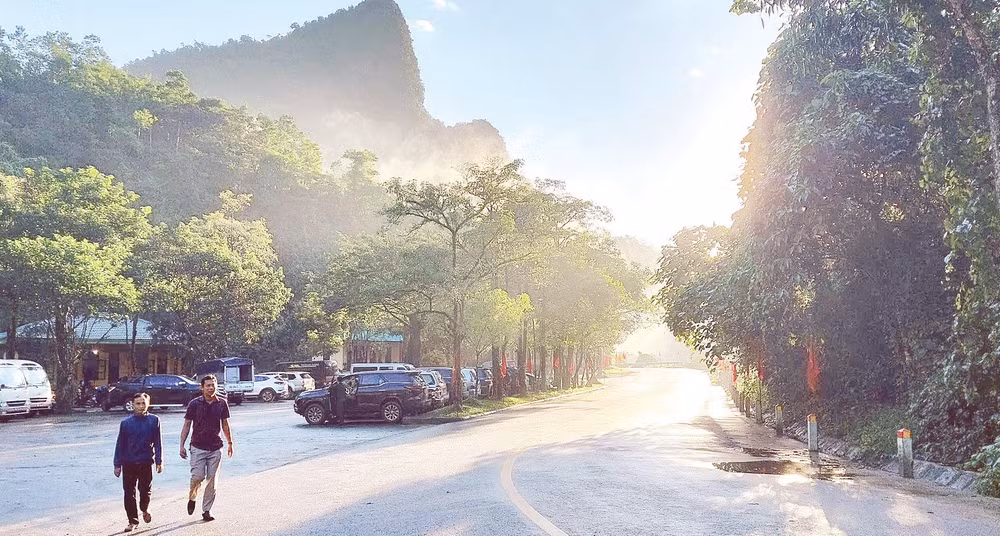 Đường 20 Quyết Thắng xuyên qua núi rừng Phong Nha tuyệt đẹp trong chiều diễn ra Lễ hội đập trống của người Ma Coong.