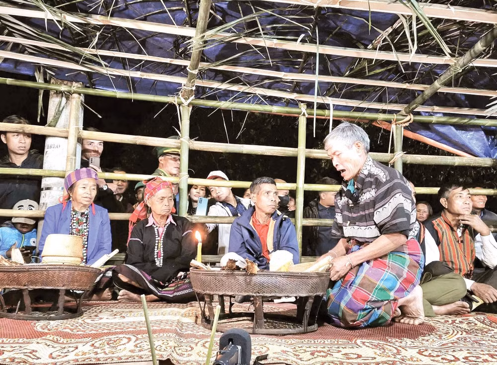 Đúng ngày 16 tháng Giêng hằng năm, già làng Đinh Xon lại cùng cộng đồng người Ma Coong làm lễ cúng Giàng trong Lễ hội đập trống.