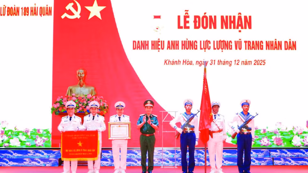 Đại tướng Phan Văn Giang, Ủy viên Bộ Chính trị, Phó Thủ tướng Chính phủ, Phó Bí thư Quân ủy Trung ương, Bộ trưởng Quốc phòng trao danh hiệu Anh hùng Lực lượng vũ trang nhân dân tặng Lữ đoàn 189 (Ảnh CTV)