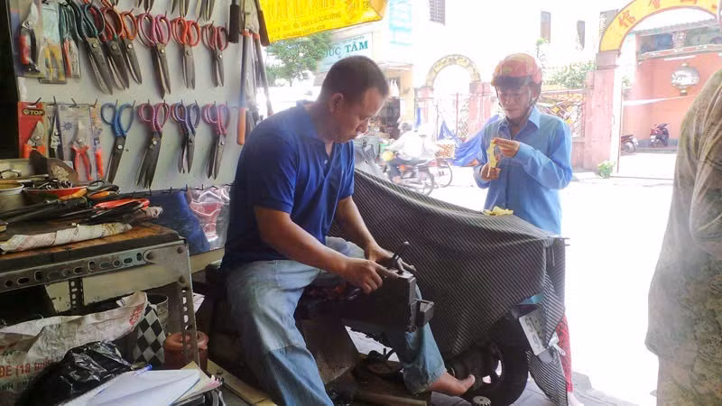 Người thợ mài dao, mài kéo trên tuyến đường Triệu Quang Phục.