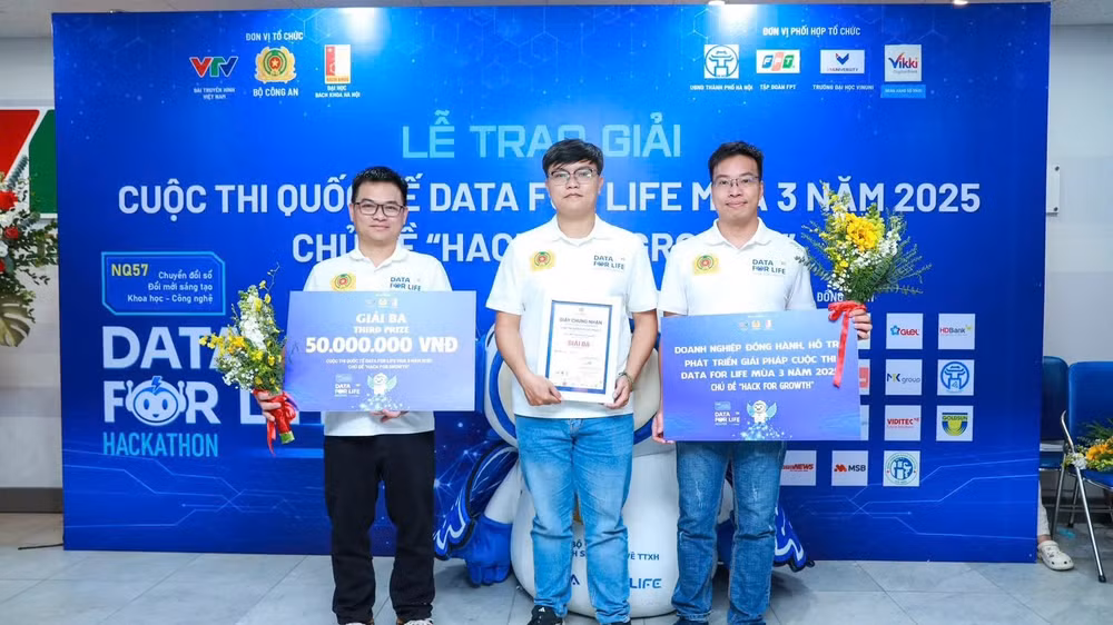 Các thành viên trẻ của Đội thi Viditec đón nhận giải thưởng với Giải pháp Vidas (Giải pháp Số hóa-lưu trữ, quản lý, khai thác thông tin toàn diện)