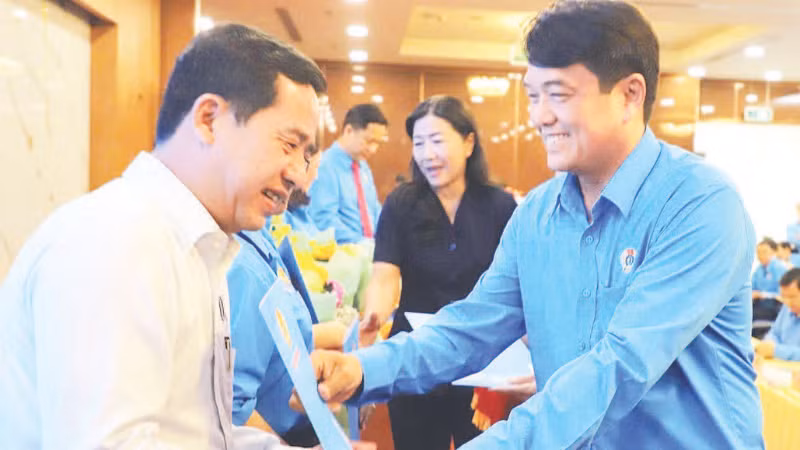 Đại diện Liên đoàn Lao động Thành phố Hồ Chí Minh trao quyết định thành lập công đoàn xã, phường, đặc khu cho các đơn vị.