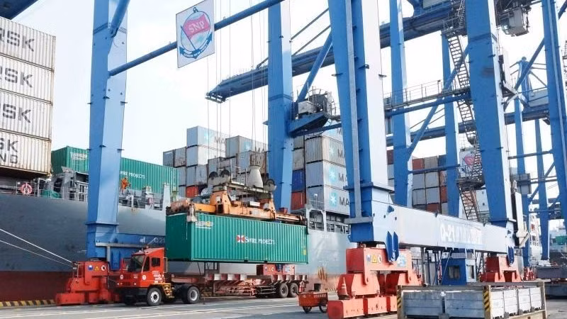Vận chuyển hàng hoá xuất, nhập khẩu tại Cảng Cát Lái, Thành phố Hồ Chí Minh. Ảnh: Anh Tuấn.