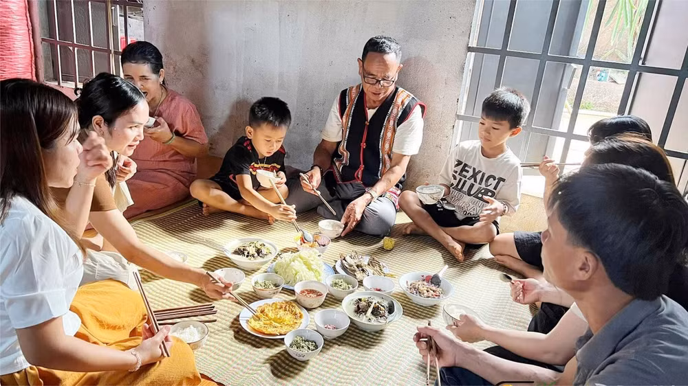 Bữa cơm đầm ấm của gia đình ông Điểu Vơn.