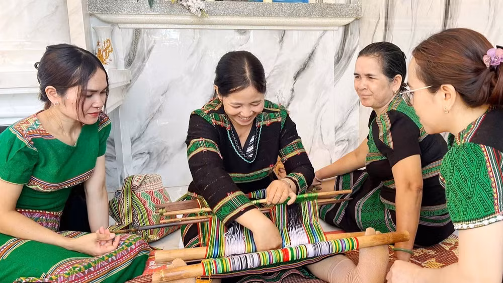 bai-81-anh-2-cac-thanh-vien-gia-dinh-dieu-vuon-cung-nhau-det-tho-cam-7115.jpg