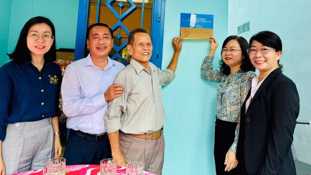 Trao tặng nhà tình nghĩa cho người có công trên địa bàn thành phố. 