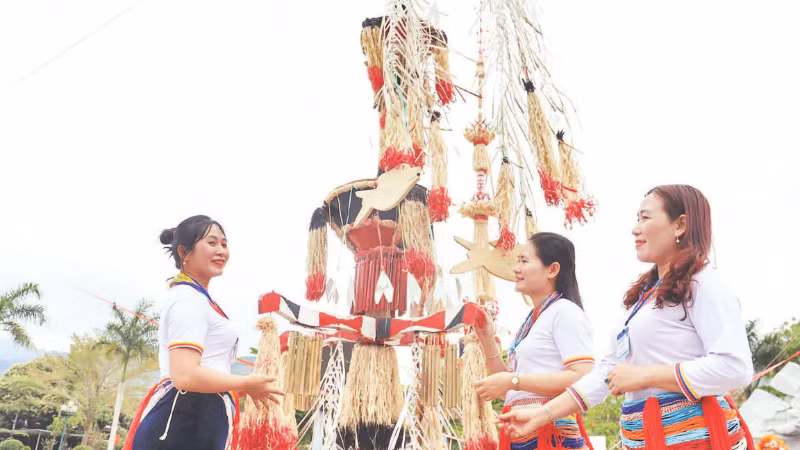 Nghệ thuật trang trí cây nêu của người Co ở Quảng Ngãi là di sản văn hóa phi vật thể quốc gia.
