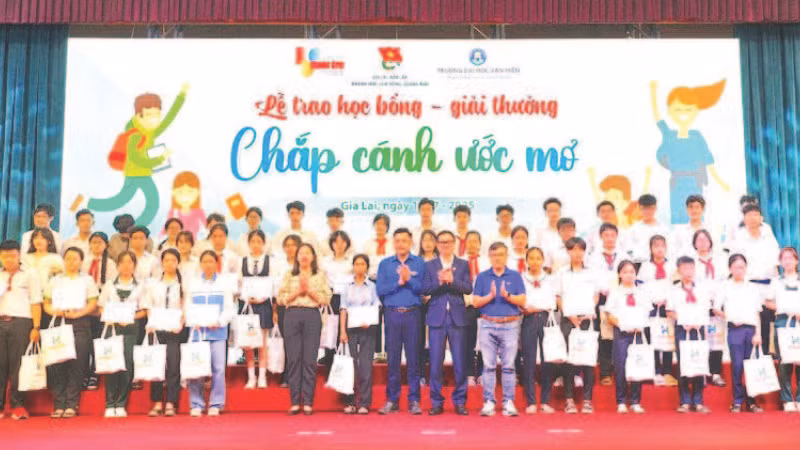 Các em học sinh có hoàn cảnh khó khăn nhận học bổng "Chắp cánh ước mơ" . (Ảnh DŨNG NHÂN)