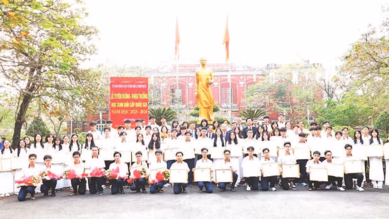 Các em đoạt giải học sinh giỏi cấp quốc gia của Trường THPT chuyên Quốc Học - Huế được tuyên dương và khen thưởng.