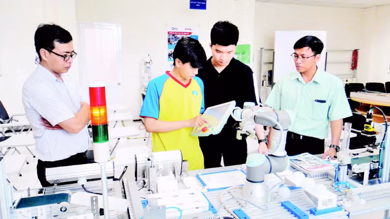 Đào tạo lao động tự động hóa tại Khu Công nghệ cao Thành phố Hồ Chí Minh.