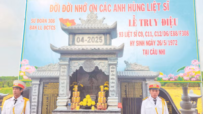 Bia tưởng niệm 93 liệt sĩ hy sinh gần chân cầu Câu Nhi, xã Nam Hải Lăng, tỉnh Quảng Trị.