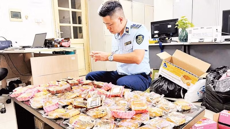 Lực lượng Quản lý thị trường Hà Nội kiểm tra các sản phẩm bánh Trung thu lưu thông trên địa bàn (Ảnh QLTT)