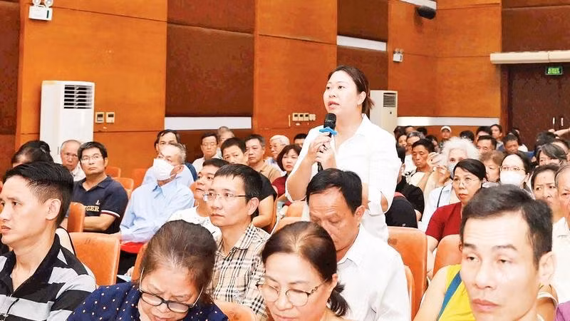 Phường Bạch Mai tổ chức đối thoại với người dân về cơ chế chính sách giải phóng mặt bằng Dự án trục không gian Quốc lộ 1A (Ảnh LINH CHI)