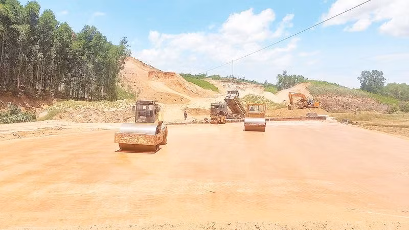 Phương tiện, thiết bị thi công dự án đường Hoàng Sa-Dốc Sỏi xuyên dịp lễ 2/9 vừa qua.
