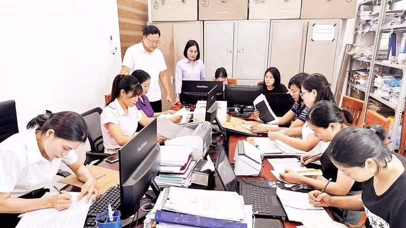 Cán bộ Ban Xây dựng Đảng xã Hùng Việt tập trung nguồn lực triển khai số hóa hồ sơ đảng viên bảo đảm tiến độ.