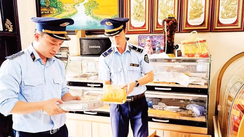 Đội Quản lý thị trường số 1, Chi cục Quản lý thị trường tỉnh Lạng Sơn kiểm tra hộ kinh doanh bánh trên địa bàn phường Kỳ Lừa (Ảnh TRÍ DŨNG)