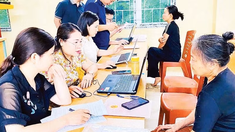 Rà soát, làm sạch dữ liệu đất đai tại xã Nghĩa Tá (Ảnh DUY THÁI)