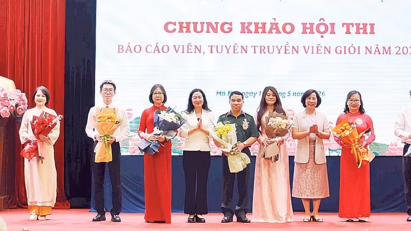 Ban Tổ chức tặng quà cho những thí sinh có màn thể hiện xuất sắc trong hội thi.