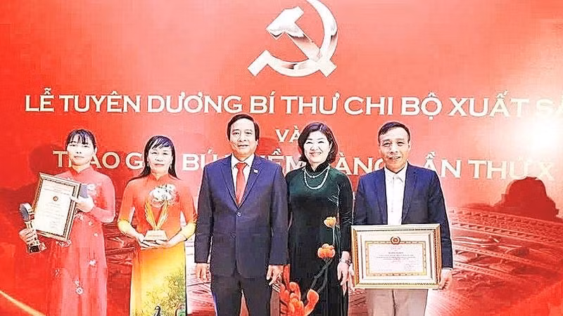 Bí thư Chi bộ Khương Thị Minh Quế (thứ 2 từ trái sang) tại Lễ tuyên dương Bí thư Chi bộ xuất sắc.