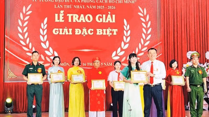 Lãnh đạo Đảng ủy xã Hát Môn trao giải Đặc biệt cuộc thi cho thí sinh Trần Thị Hường, giáo viên Trường trung học phổ thông Ngọc Tảo.