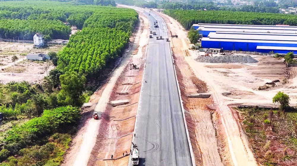Đường cao tốc Biên Hòa-Vũng Tàu qua địa bàn phường Tam Phước đang thi công sau khi được bàn giao mặt bằng.