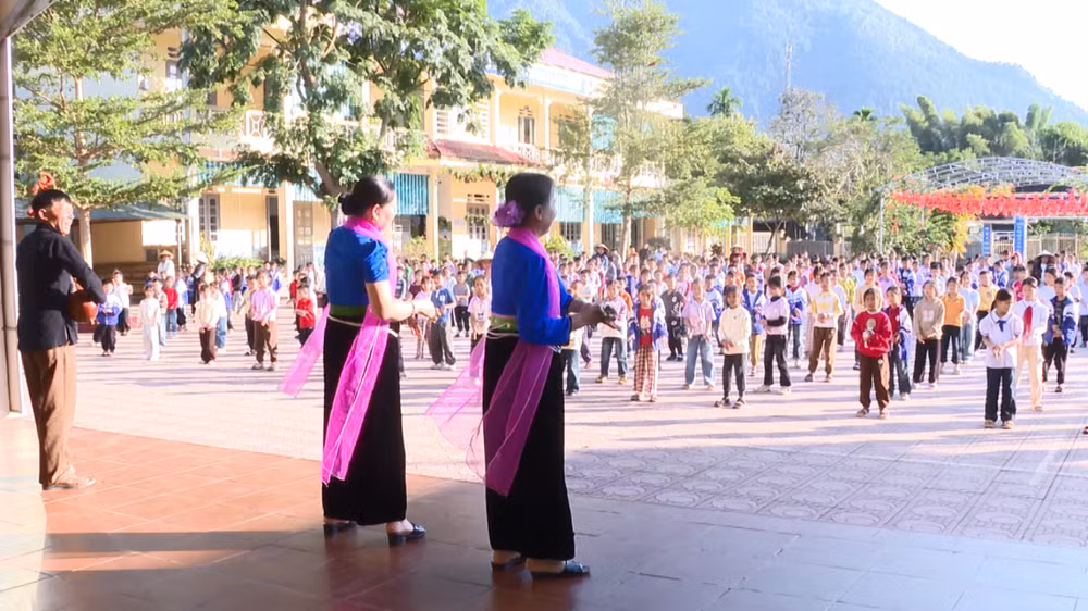 Các điệu múa, tiếng đàn được các nghệ nhân truyền thụ cho các em học sinh.