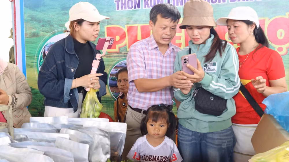 Lãnh đạo xã Tu Mơ Rôngg, tỉnh Quảng Ngãi hướng dẫn người dân mua bán nông sản trên các nền tảng mạng xã hội.