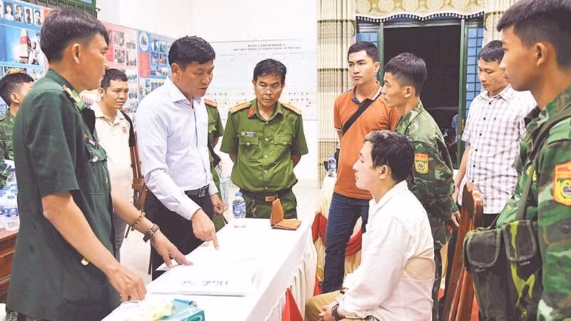 Đại tá Lê Văn Vỹ (áo trắng, bên trái), Chỉ huy trưởng Bộ Chỉ huy Bộ đội Biên phòng tỉnh Tây Ninh, truy xét nóng một nghi phạm buôn bán, vận chuyển ma túy.