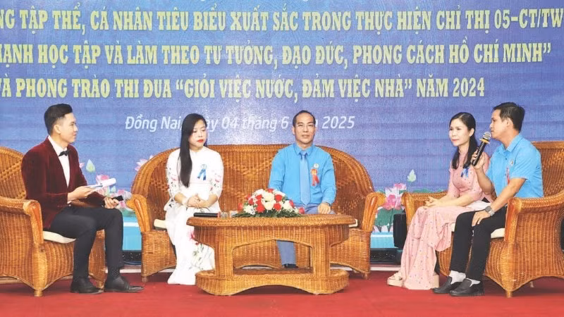 Các tập thể, cá nhân tiêu biểu học tập và làm theo Bác trong công nhân lao động giao lưu, chia sẻ kinh nghiệm tại hội nghị tuyên dương do Liên đoàn Lao động tỉnh Đồng Nai tổ chức.