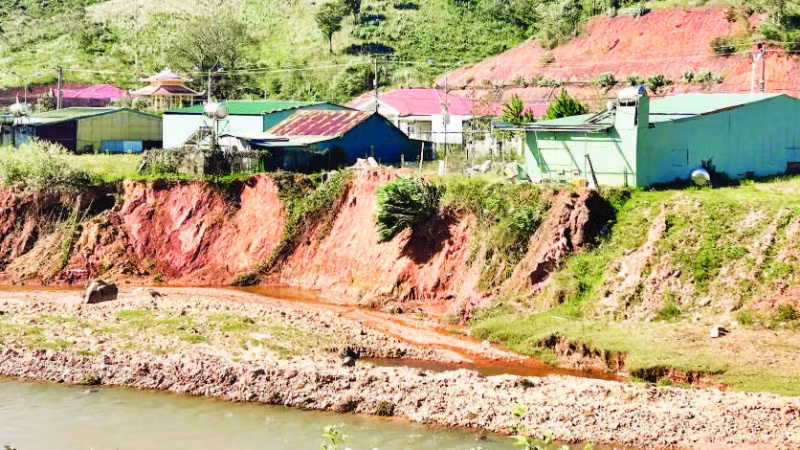 Sạt lở suối Đăk Ter tạo thành những vực sâu lấn vào khu dân cư.