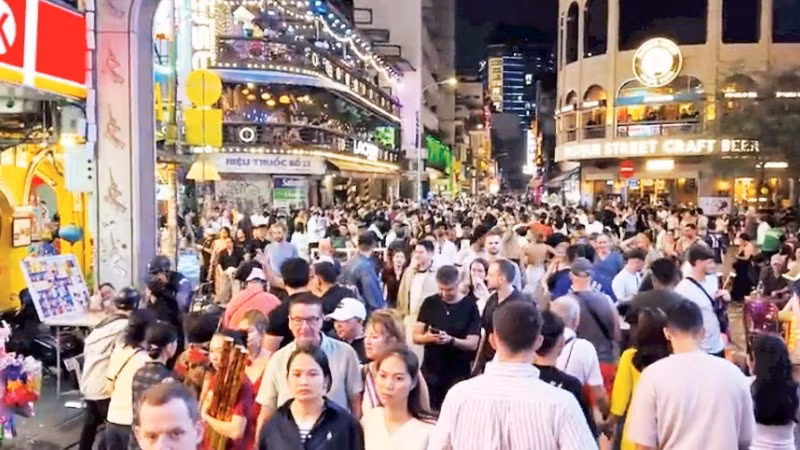 Khu phố đi bộ Bùi Viện tại Thành phố Hồ Chí Minh nhộn nhịp du khách mỗi đêm. (Ảnh TÙNG ANH)