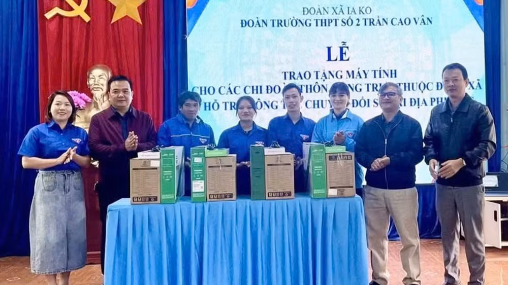 Đoàn Trường THPT số 2 Trần Cao Vân trao tặng 4 bộ máy tính cho các Chi đoàn làng Tel, O Bung và các thôn Cây Xoài, thôn 2 (xã Ia Ko).