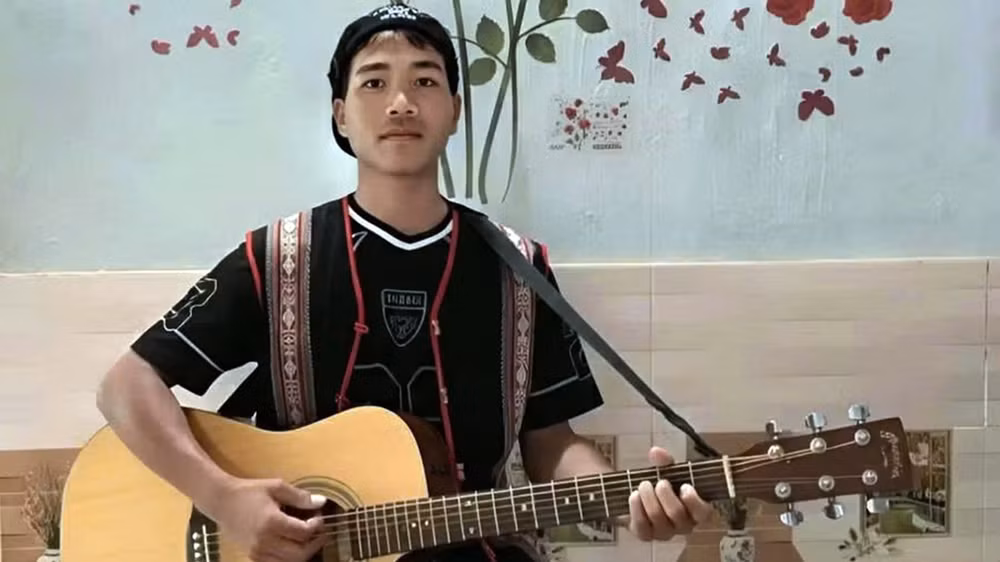 Từ những buổi tập luyện giản dị, anh Rơ Châm Glíu từng bước hoàn thiện các sản phẩm rap mang hơi thở buôn làng Gia Rai.