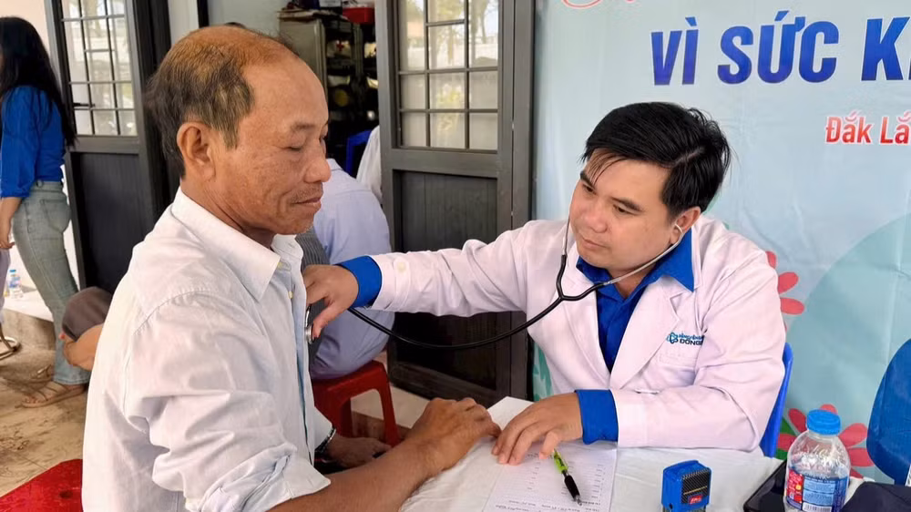 Bác sĩ Bệnh viện đa khoa Đồng Nai khám bệnh cho người dân.