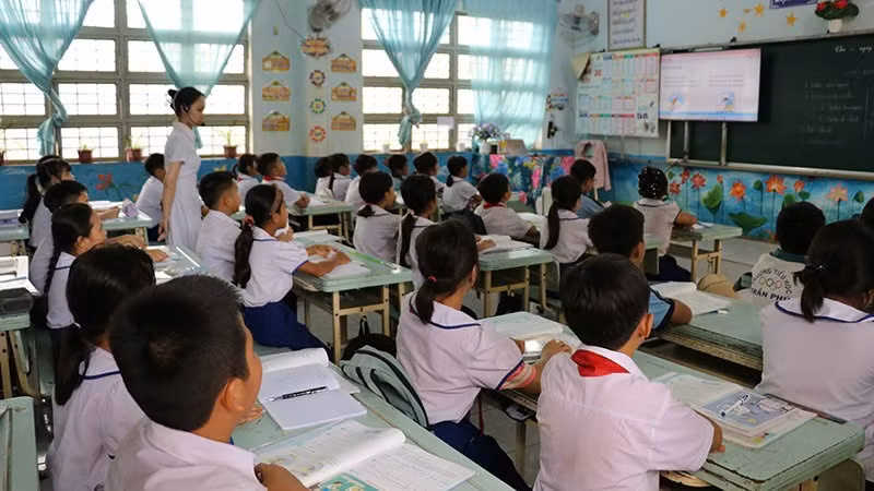 Lớp học tiếng Anh tại trường Tiểu học Trần Phú, xã Ia Dom, được trang bị tivi.