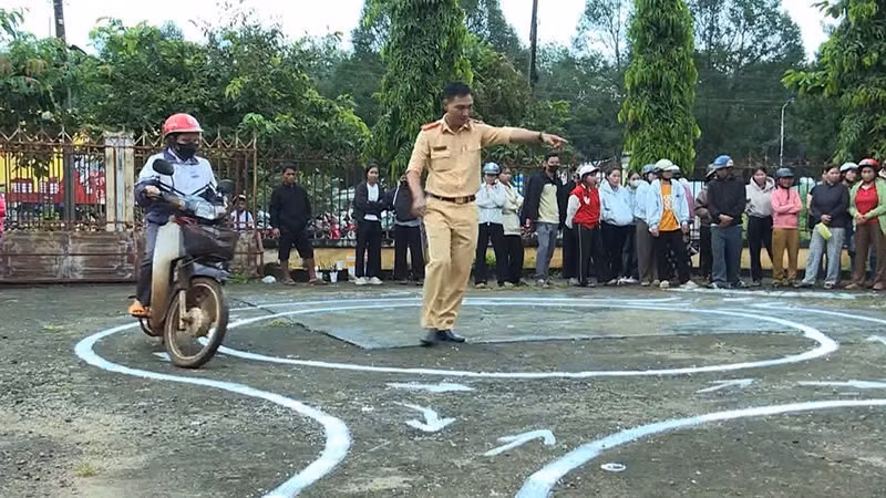 Cảnh sát giao thông tỉnh Gia Lai hướng dẫn bà con đi vòng số 8.