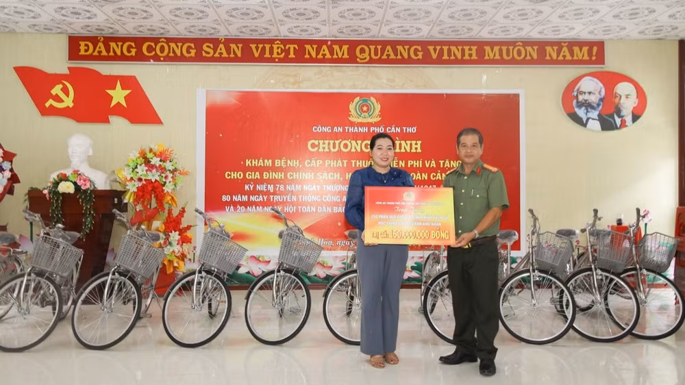 Công an Cần Thơ tặng xe đẹp cho học sinh có hoàn cảnh khó khăn xã Lai Hòa.