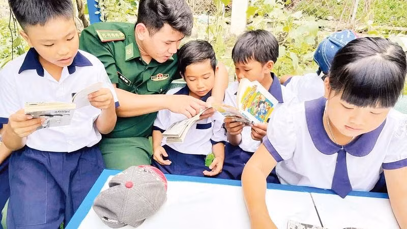 Đại úy Bùi Đức Sang và các em nhỏ ở xã Thạnh An thời điểm còn công tác tại xã.
