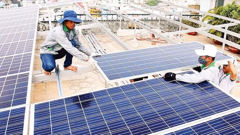 Công nhân lắp đặt điện mặt trời tại Thành phố Hồ Chí Minh.