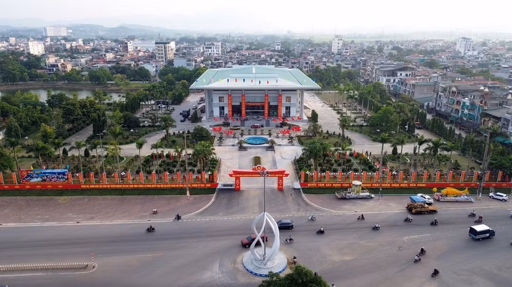 Quang cảnh Trung tâm hội nghị - Nơi diễn ra Đại hội đại biểu Đảng bộ tỉnh lần thứ I trước ngày khai mạc.
