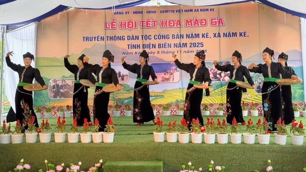 Đồng bào dân tộc Cống xã Nậm Kè chung vui trong Lễ hội Hoa mào gà của dân tộc.
