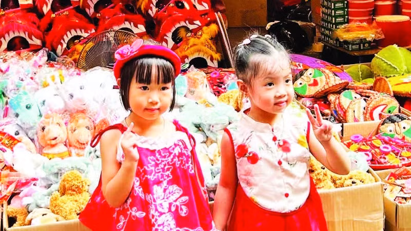 Trẻ em luôn tỏ ra thích thú khi được đi sắm Tết Trung thu.