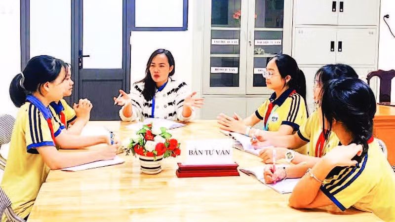 Một buổi trao đổi giữa cô và trò tại Phòng tư vấn học đường Trường trung học cơ sở Lê Văn Thịnh.