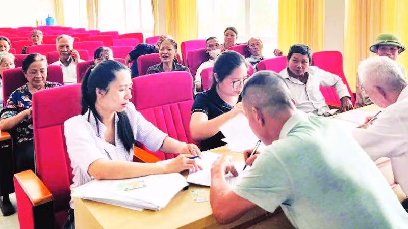 Các hộ dân xã Phú Thái ký cam kết thực hiện chính sách đền bù hỗ trợ giải phóng mặt bằng.